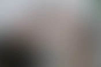 re-lounge Kollegen sitzen lachend auf Sofas